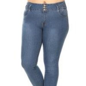 MID RISE LIGHT WASH 3 BUTTON BUTT LIFTING JEANS